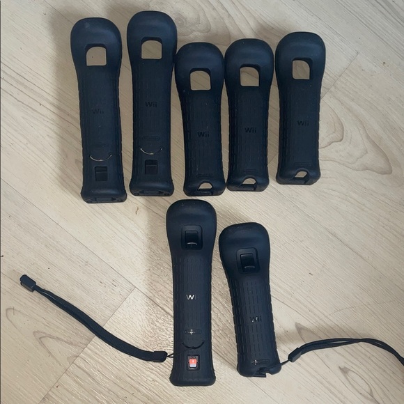 Nintendo Black Wii Remote Controllers with Silicone Sleeve Covers - Picture 4 of 11
